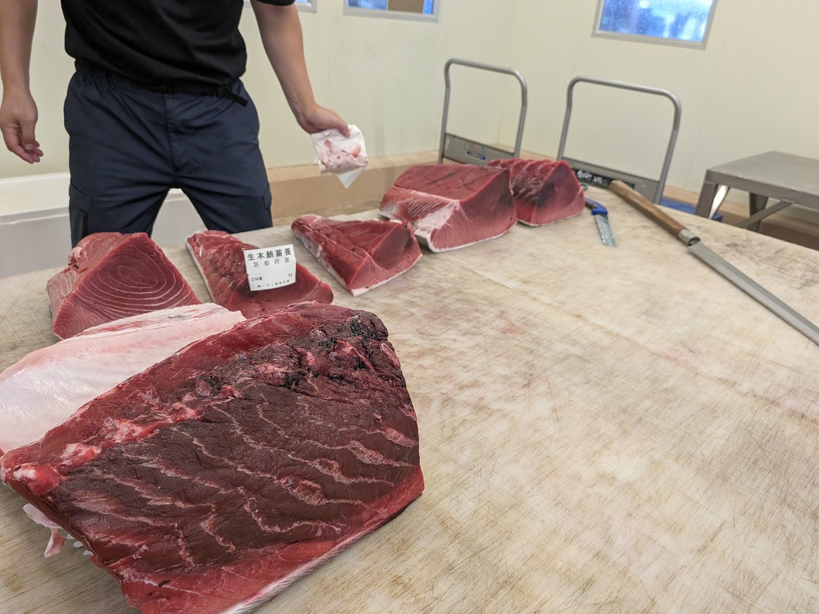 台に並ぶマグロの柵