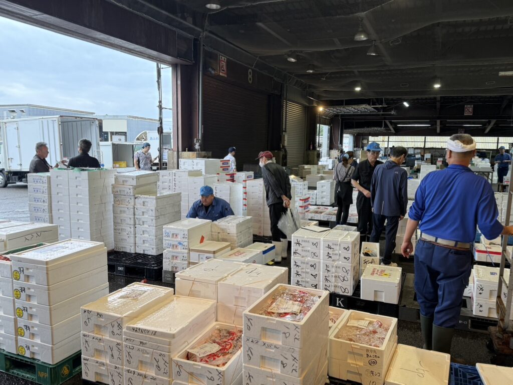 箱詰めされた荷が並ぶ市場の場内